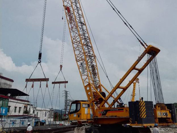  履带起重机：摩天轮安装、虎门二桥架桥机安装、地铁项目施工