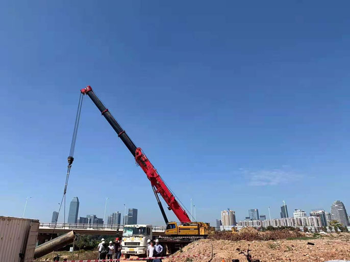  与市级水电领导监督指导下沉饮用水管起吊埋设工作